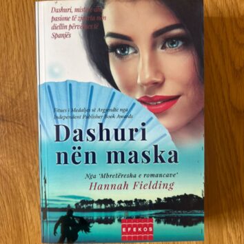 Dashuri nën maska — Hannah Fielding